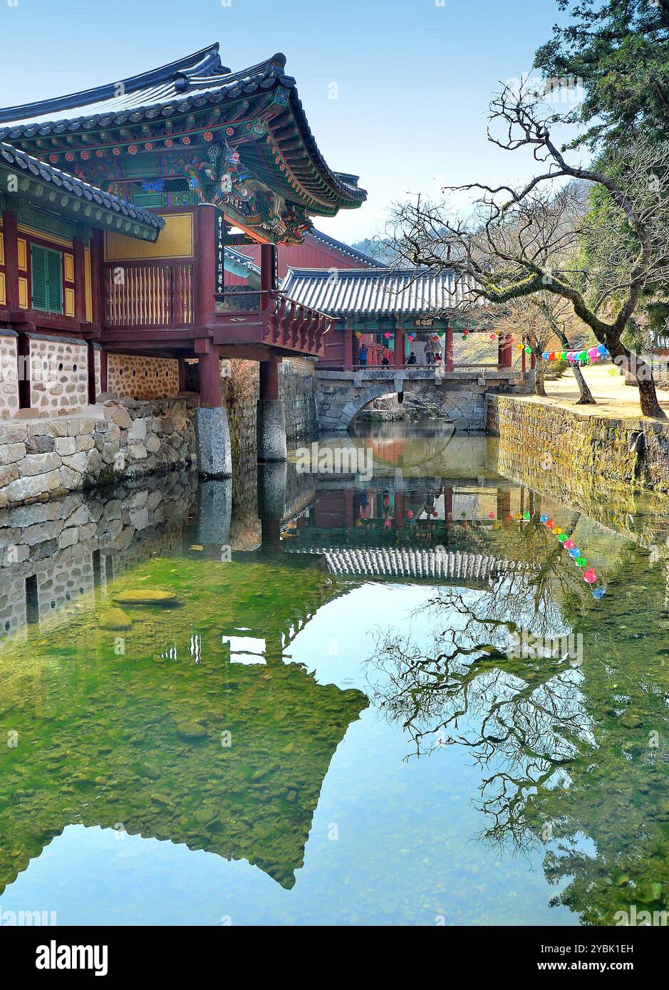 Pont Samcheong et Uhwagak, l'entrée du temple du bouddhisme zen Songgwangsa, fondé en 867. Il est situé dans South Jeolla Province, Corée du Sud. Banque D'Images