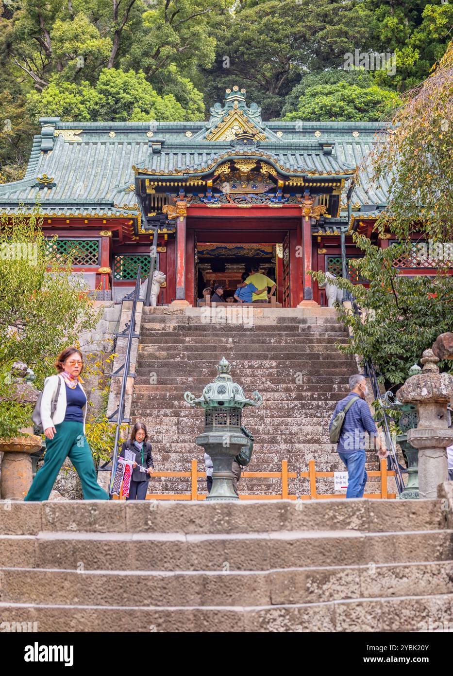 Marches menant au sanctuaire Kunozan Toshogu dédié aux Tokugawa Ieyasu à Shizuoka, au Japon, le 25 septembre 2024 Banque D'Images