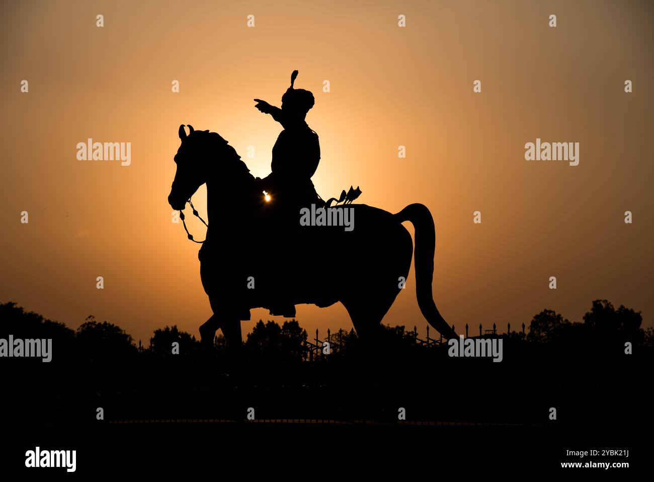 Coucher de soleil vue sur la statue d'un cheval roi à cheval avec arc et flèche Banque D'Images
