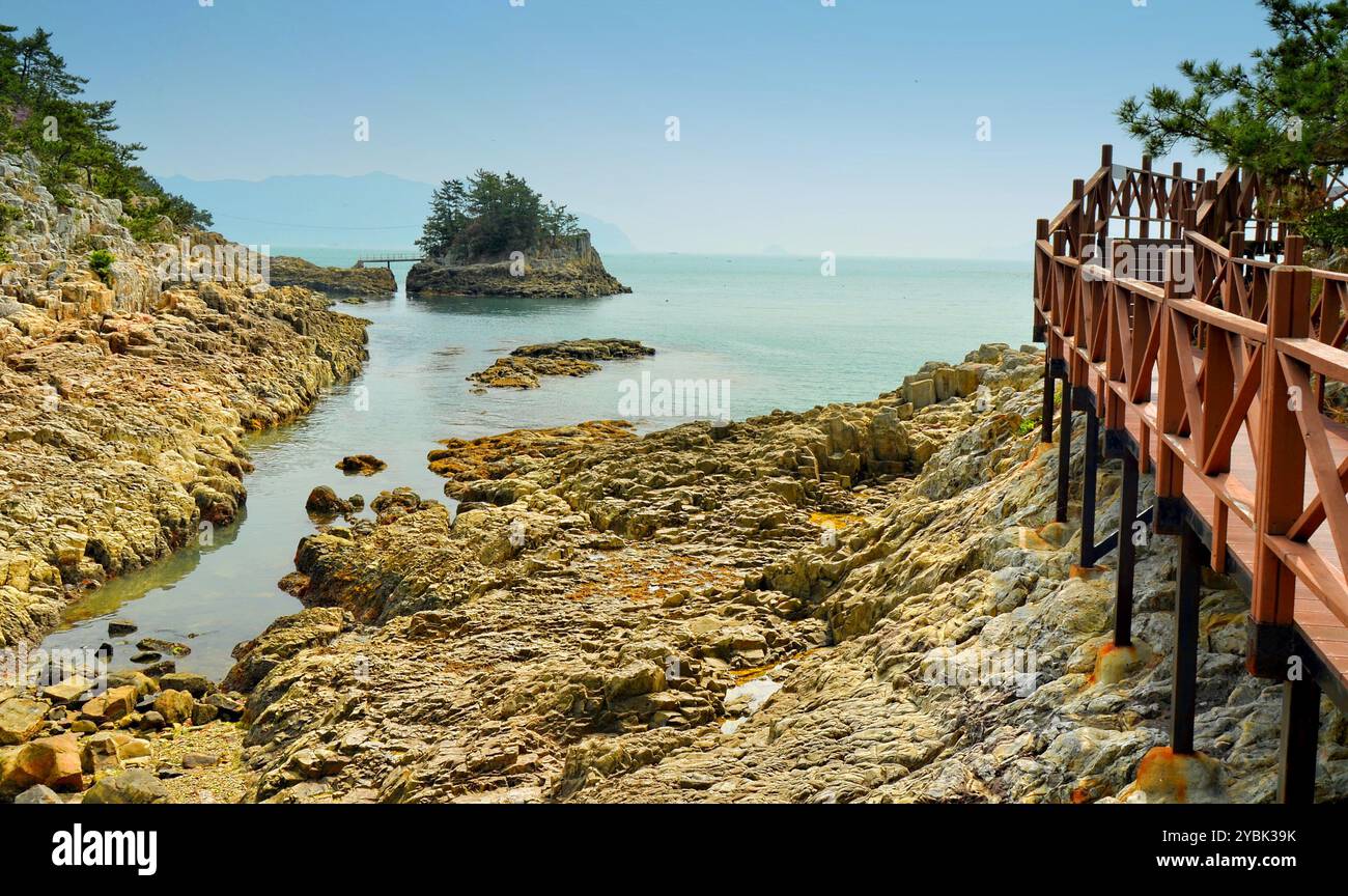 Paysage marin dans le comté de Goseong (Goseong-gun), province de Gyeongsang du Sud, Corée du Sud. Banque D'Images