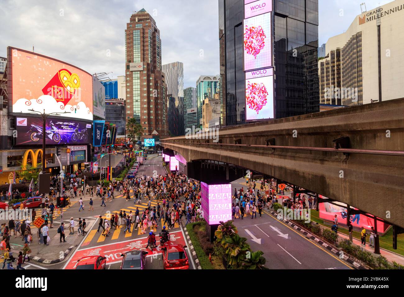 Kuala Lumpur, Malaisie - 10 février 2024 : Bukit Bintang est connu pour Jalan Bukit Bintang, une artère animée avec des centres commerciaux haut de gamme et bo mode de luxe Banque D'Images