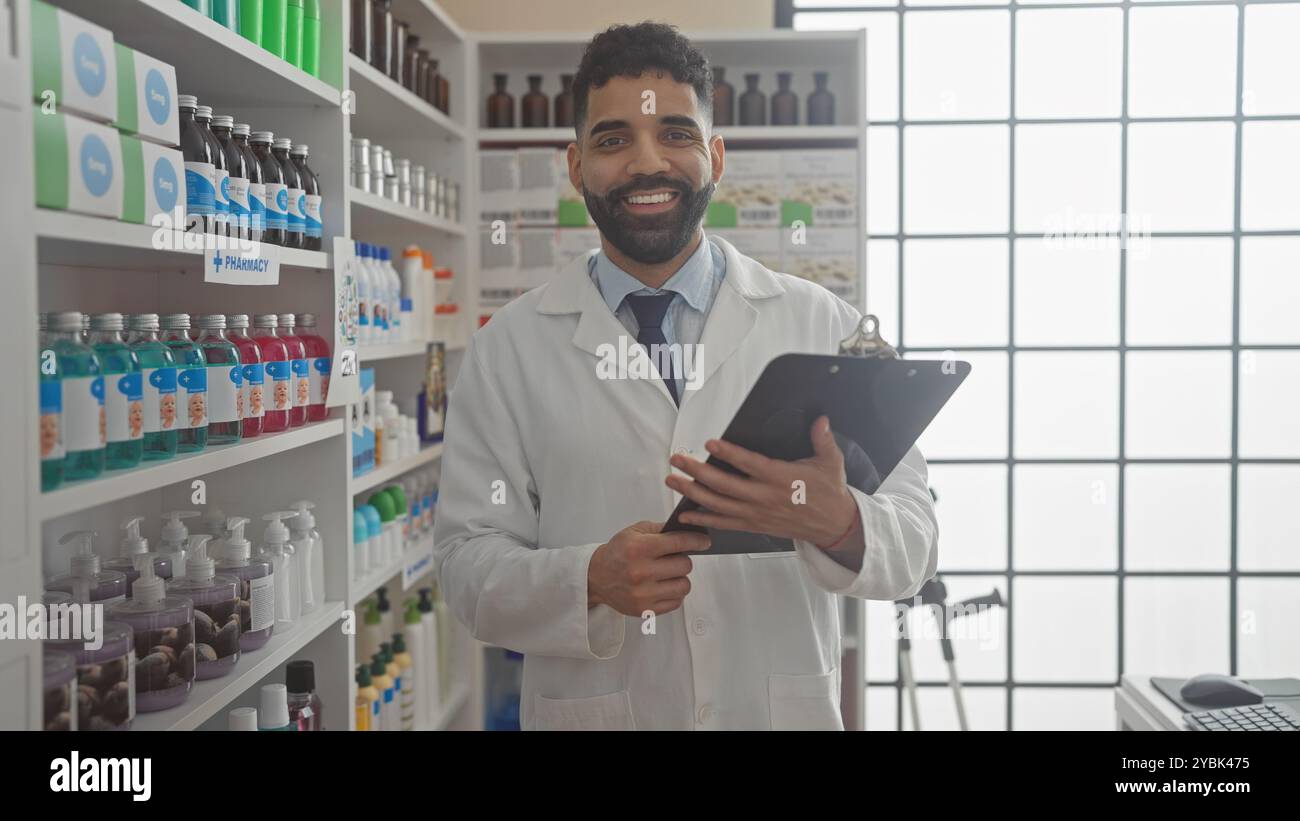 Pharmacien souriant tenant une planche à pince devant des étagères bien approvisionnées dans un intérieur de pharmacie lumineux Banque D'Images