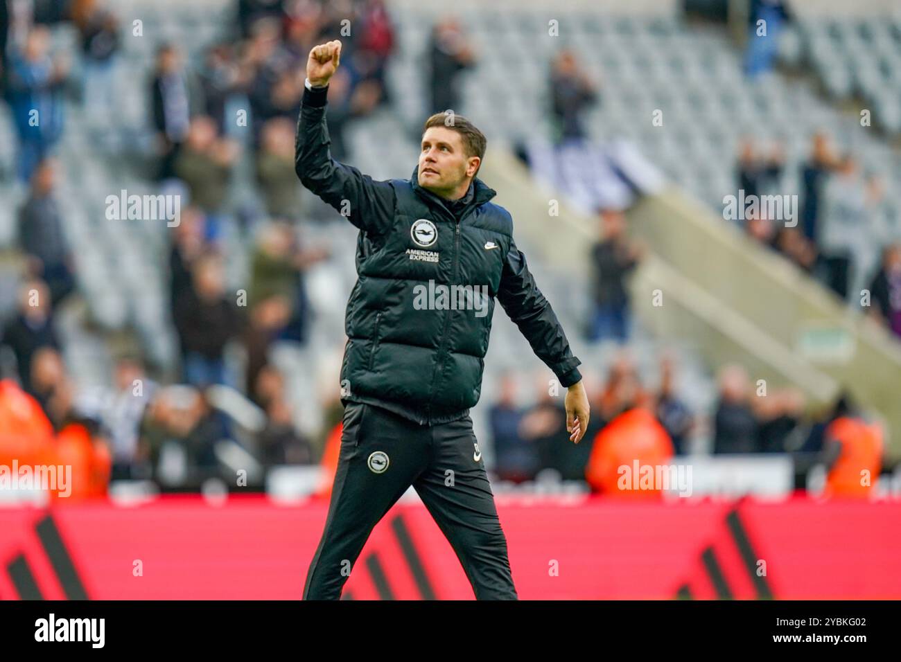 Brighton & Hove Albion Manager Fabian Hurzeler /applaudit les fans après la victoire de 0-1 et les gestes après le Newcastle United FC vs Brighton & Hove Albion FC English premier League match à l'occasion James' Park, Newcastle upon Tyne, Angleterre, Royaume-Uni le 19 octobre 2024 crédit : Every second Media/Alamy Live News Banque D'Images