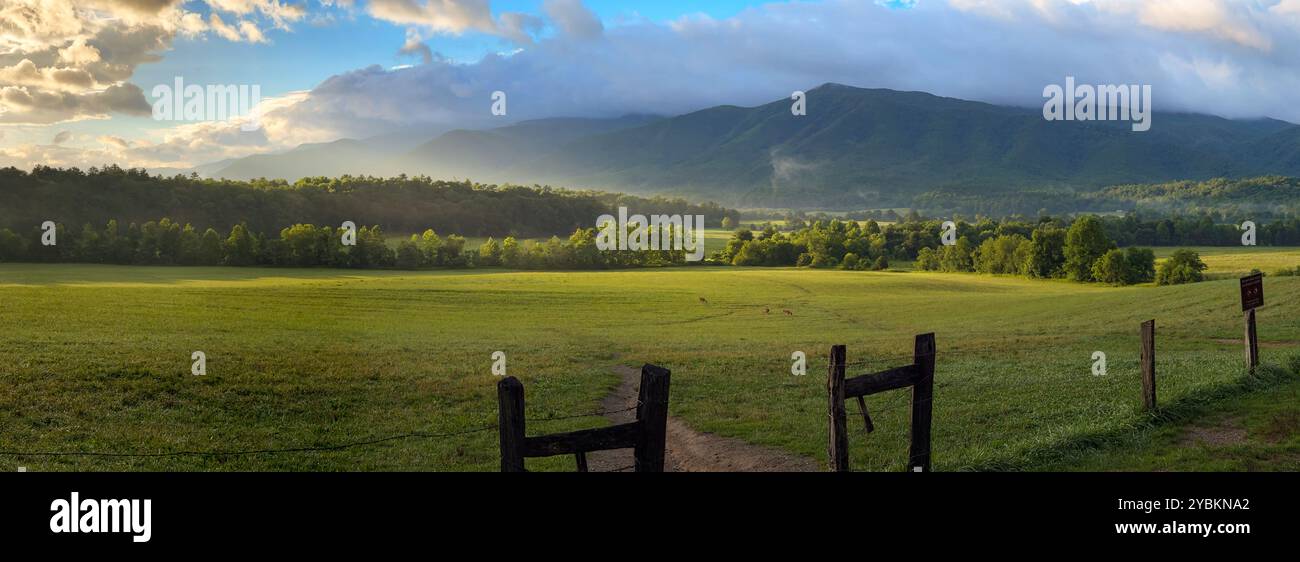Cades Cove nichée dans le parc national des Great Smoky Mountains, Tennessee, États-Unis Banque D'Images Cades Cove nichée dans le parc national des Great Smoky Mountains, Tennessee, États-Unis Banque D'Images