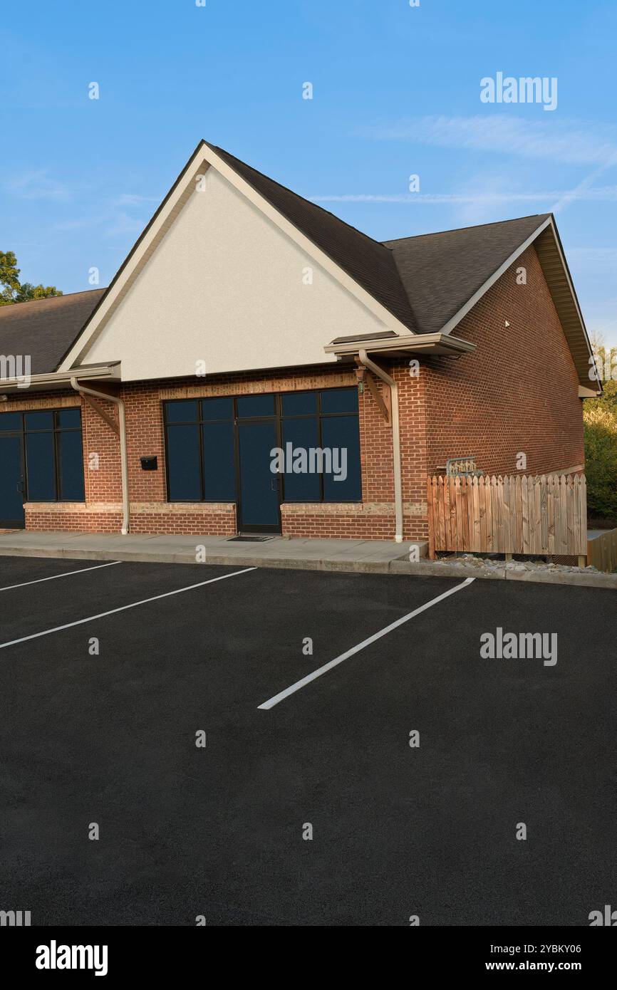 Plan vertical de l'espace de vente disponible à louer dans un centre commercial Strip. Banque D'Images