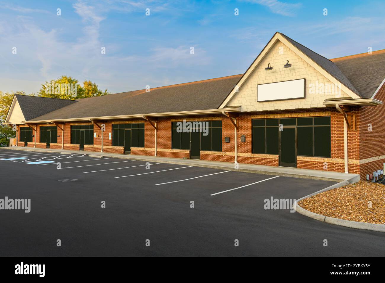 Plan horizontal d'un centre commercial Strip récemment rénové prêt à ouvrir. Banque D'Images