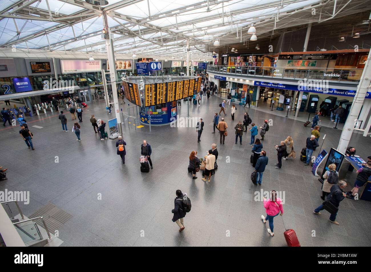 Manchester Piccadilly est la principale gare ferroviaire de la ville de Manchester, dans le comté métropolitain du Grand Manchester, en Angleterre. Ouvert à l'origine sous le nom de Store Street en 1842, il a été rebaptisé Manchester London Road en 1847 et est devenu Manchester Piccadilly en 1960. Situé au sud-est du centre-ville, il accueille des services interurbains et transnationaux longue distance vers des destinations nationales telles que Londres, Birmingham, Nottingham, Glasgow, Édimbourg, Cardiff, Bristol, Exeter, Plymouth, Reading, Southampton et Bournemouth ; services régionaux vers des destinations du nord de l'Angleterre. Banque D'Images