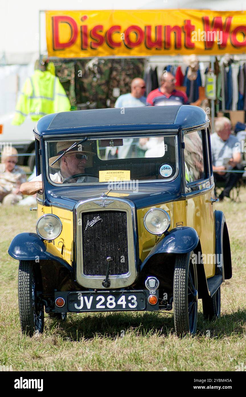 Une Austin 7 RP jaune et bleue 1934 roule autour du ring lors de l'Ackworth Classic Vehicle Rally, West Yorkshire UK en 2005 Banque D'Images