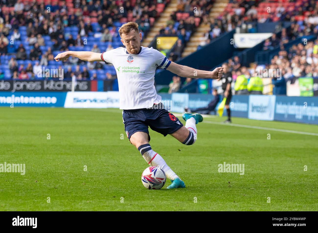 Toughsheet Stadium, Bolton le samedi 19 octobre 2024. George Johnston #6 du Bolton Wanderers FC en action lors du match de Sky Bet League 1 entre Bolton Wanderers et Burton Albion au Toughsheet Stadium de Bolton le samedi 19 octobre 2024. (Photo : Mike Morese | mi News) crédit : MI News & Sport /Alamy Live News Banque D'Images