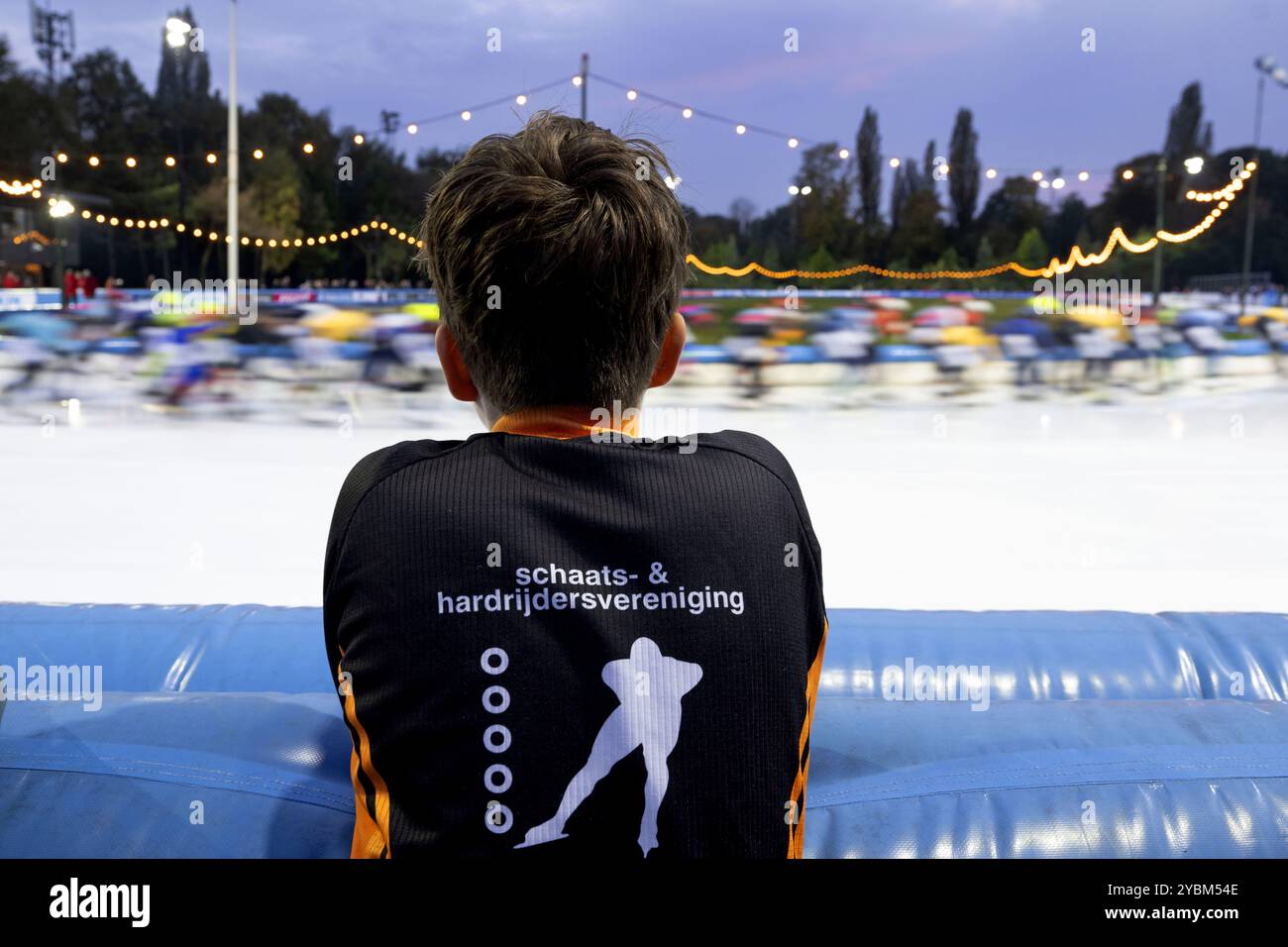 AMSTERDAM - public lors de la première course pour la Coupe du Marathon à la patinoire artificielle Jaap Eden. ANP OLAF FISSURE Banque D'Images