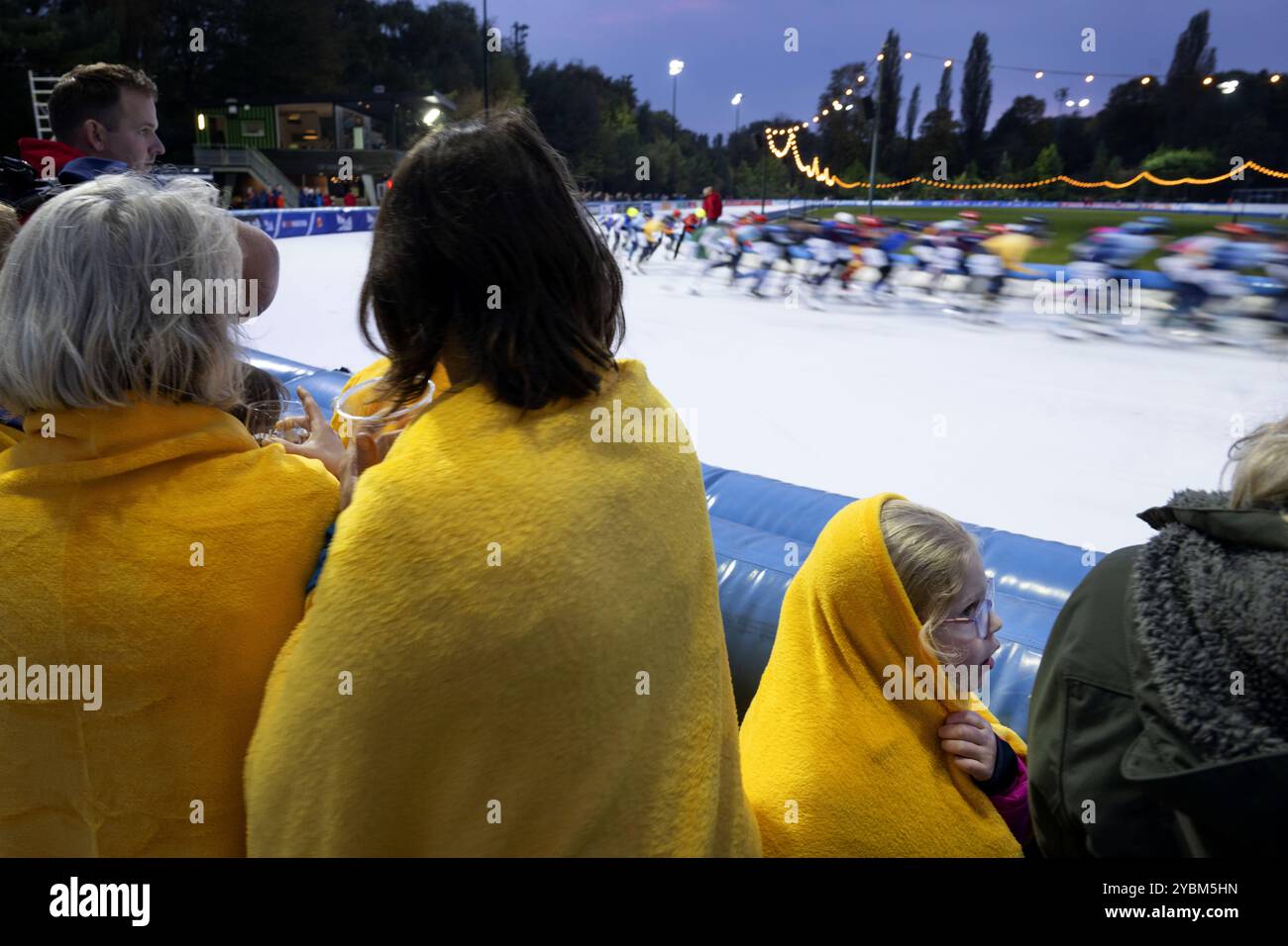 AMSTERDAM - public lors de la première course pour la Coupe du Marathon à la patinoire artificielle Jaap Eden. ANP OLAF FISSURE Banque D'Images