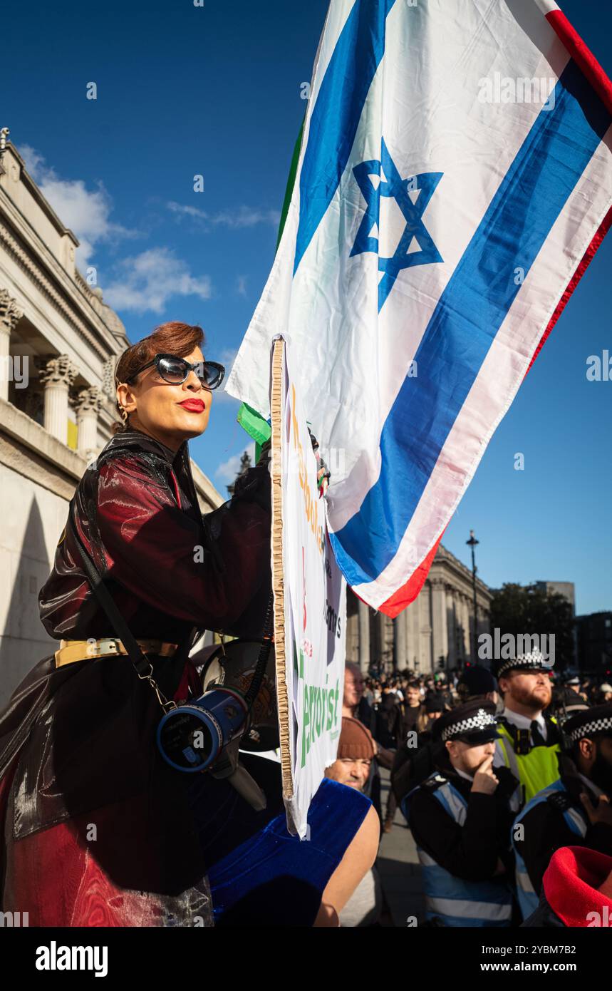 Londres, Royaume-Uni, le 19 octobre. Elaaheh Jamali, alias LilyMoo, un iranien mène une contre-manifestation contre le rassemblement Pro Palestine, Hamas et Hezbollah à Trafalgar Square Londres. (Tennessee Jones - Alamy Live News) Banque D'Images