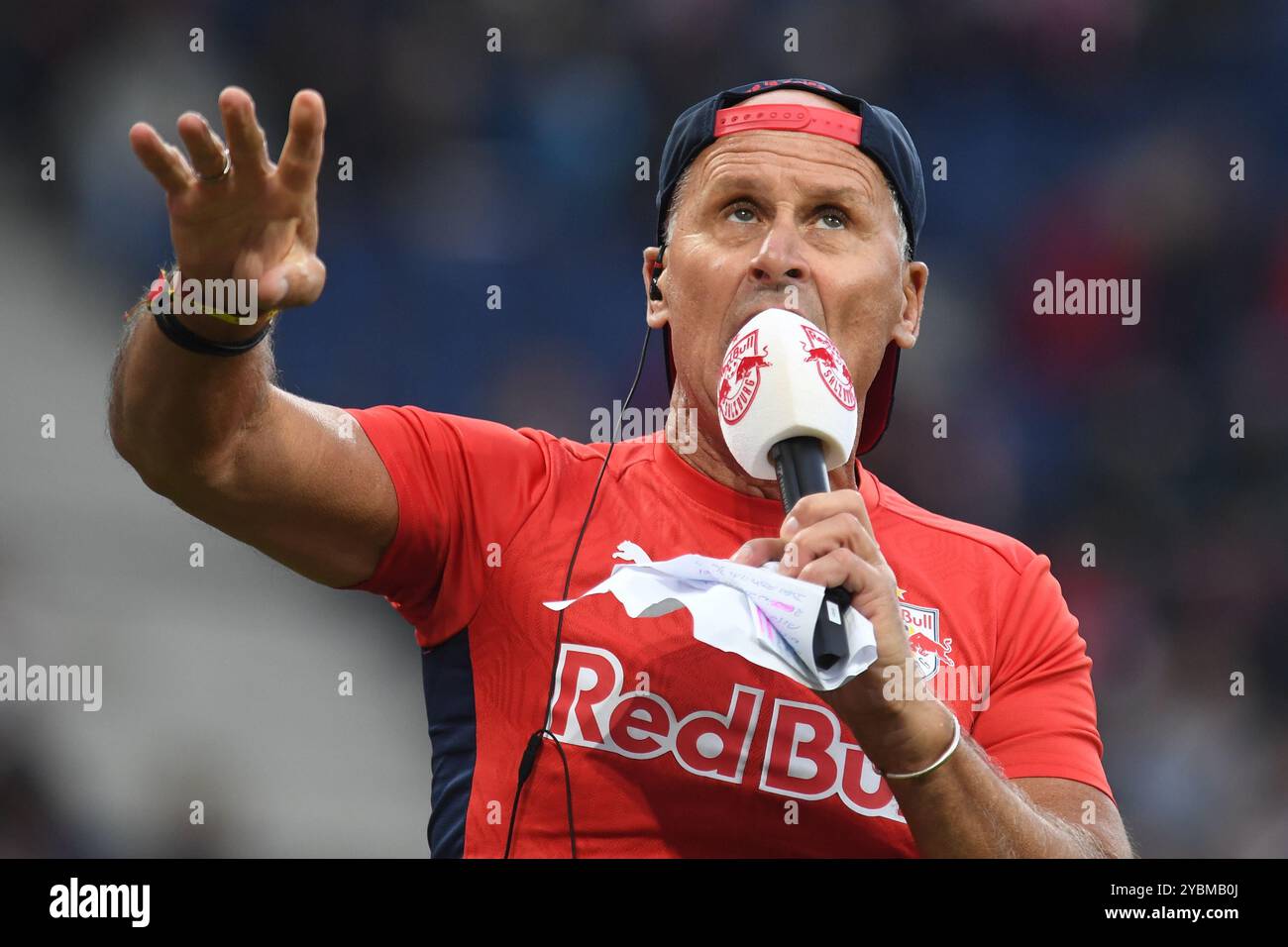 Salzbourg, Autriche. 19 octobre 2024. SALZBOURG, AUTRICHE - 19 OCTOBRE : le présentateur Dietmar Ziesel de Salzbourg lors du match de l'Admiral Bundesliga entre le FC Red Bull Salzbourg et le CASHPOINT SCR Altach au Red Bull Arena le 19 octobre 2024 à Salzbourg, Autriche.241019 SEPA 24 034 - 20241019 PD9374 crédit : APA-PictureDesk/Alamy Live News Banque D'Images