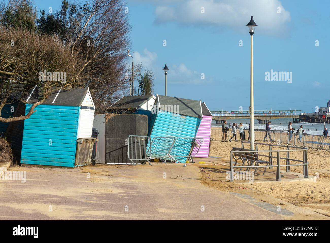 Bournemouth, Royaume-Uni - 19 octobre 2024 : des cabanes de plage endommagées par un glissement de terrain ce matin entre Durley Chine et West Cliff Beach. Banque D'Images