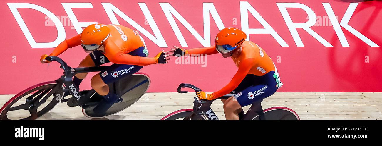 BALLERUP - Marit Raaijmakers et Lisa van belle en action sur le madison lors de la quatrième journée des Championnats du monde de cyclisme sur piste au Ballerup Super Arena. ANP IRIS VAN DEN BROEK Banque D'Images