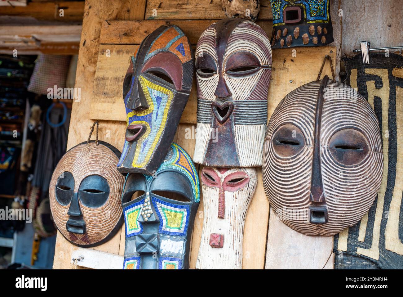 Masques africains au village d'art d'Afrique de l'est à Kampala Ouganda Banque D'Images