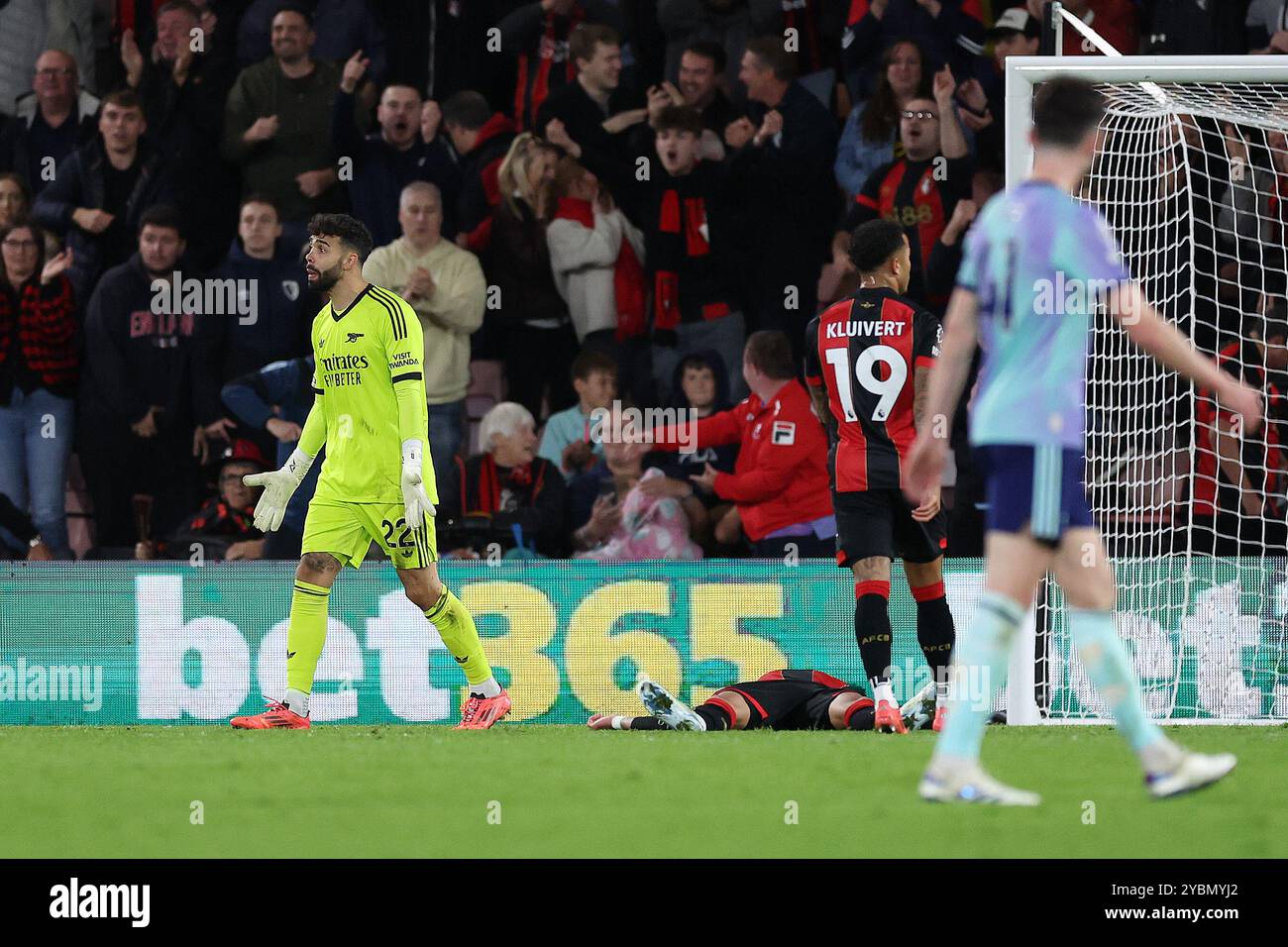 Le gardien de l'Arsenal David Raya (à gauche) réagit après avoir faussé Evanilson de Bournemouth dans la case de penalty lors du match de premier League au Vitality Stadium de Bournemouth. Date de la photo : samedi 19 octobre 2024. Banque D'Images