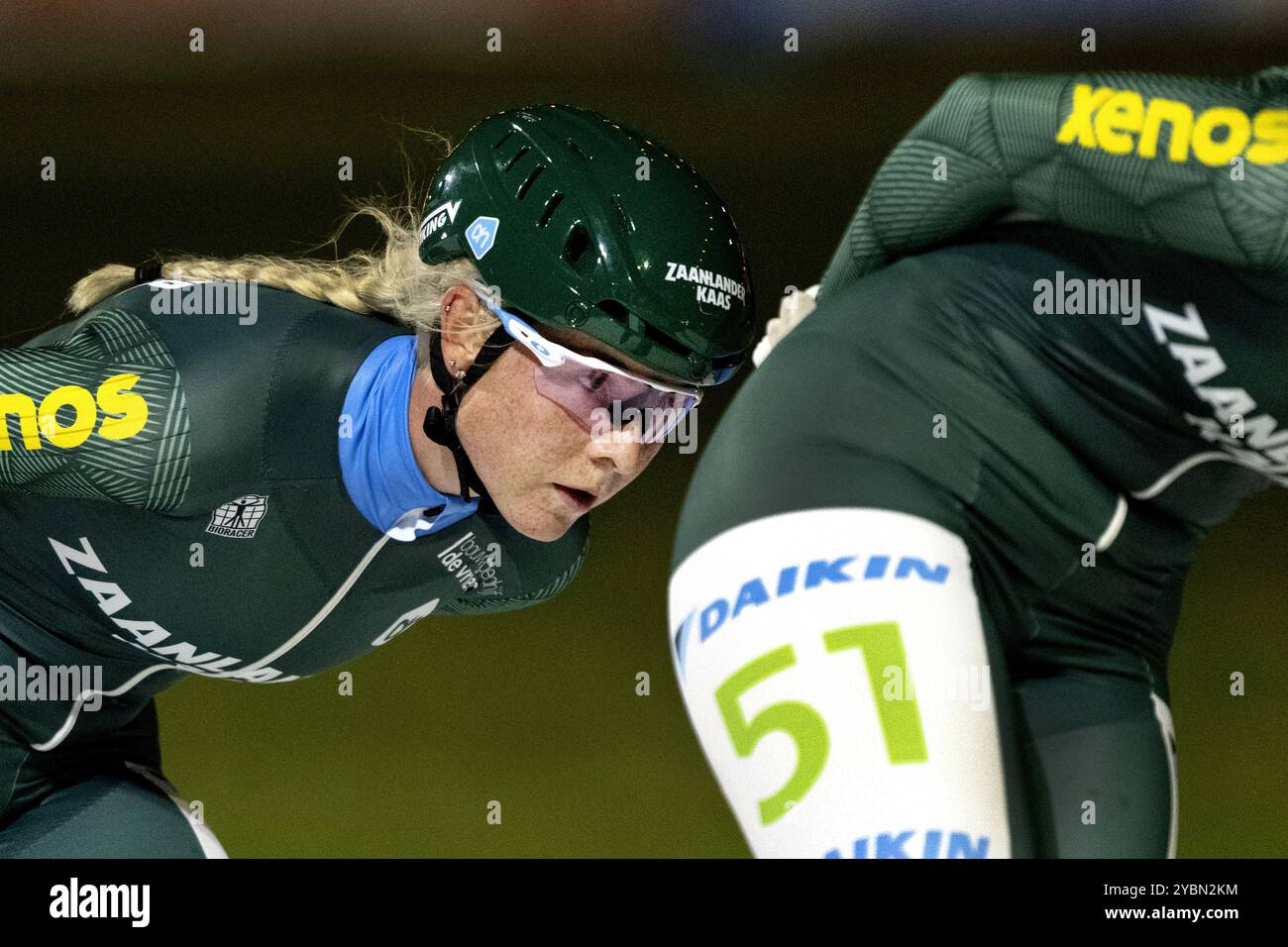 AMSTERDAM - Marijke Groenewoud (l) remporte la première course de la Coupe du Marathon sur la patinoire artificielle Jaap Eden. ANP OLAF FISSURE Banque D'Images