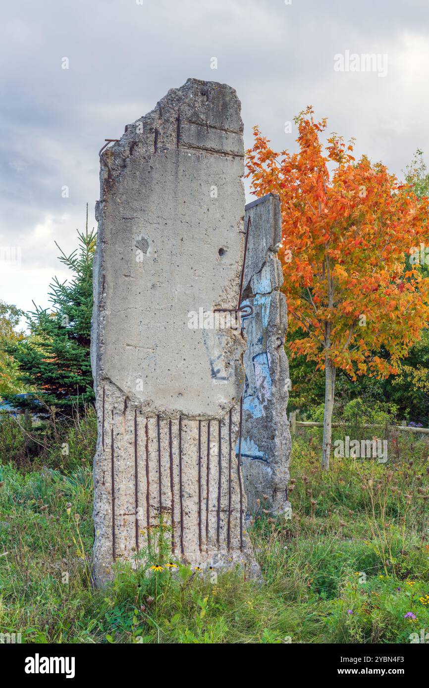 Rappelant de façon vivante la guerre froide, ces sections du mur de Berlin sont exposées sur le campus agricole de l'Université Dalhousie à Truro Nova SC Banque D'Images