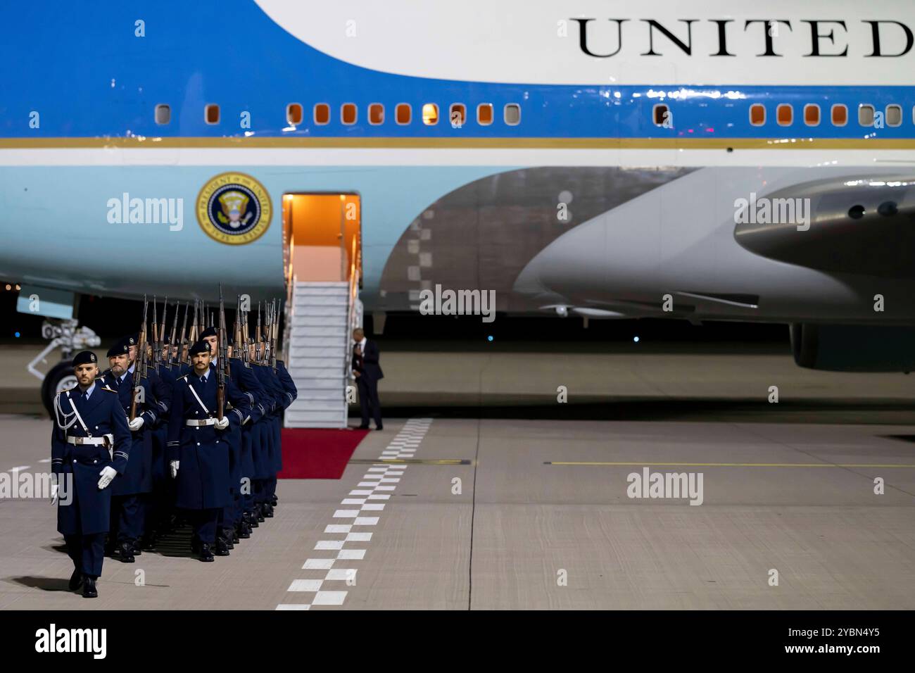 Brigade militaire vue lors de l'arrivée du président américain, JOE BIDEN, à l'aéroport Berlins Berlin-Brandebourg avec l'avion présidentiel Air Force One. Berlin *** Brigade militaire vue lors de l'arrivée du président américain, JOE BIDEN, à Berlins Berlin Brandenburg Airport avec l'avion présidentiel Air Force One Berlin Banque D'Images