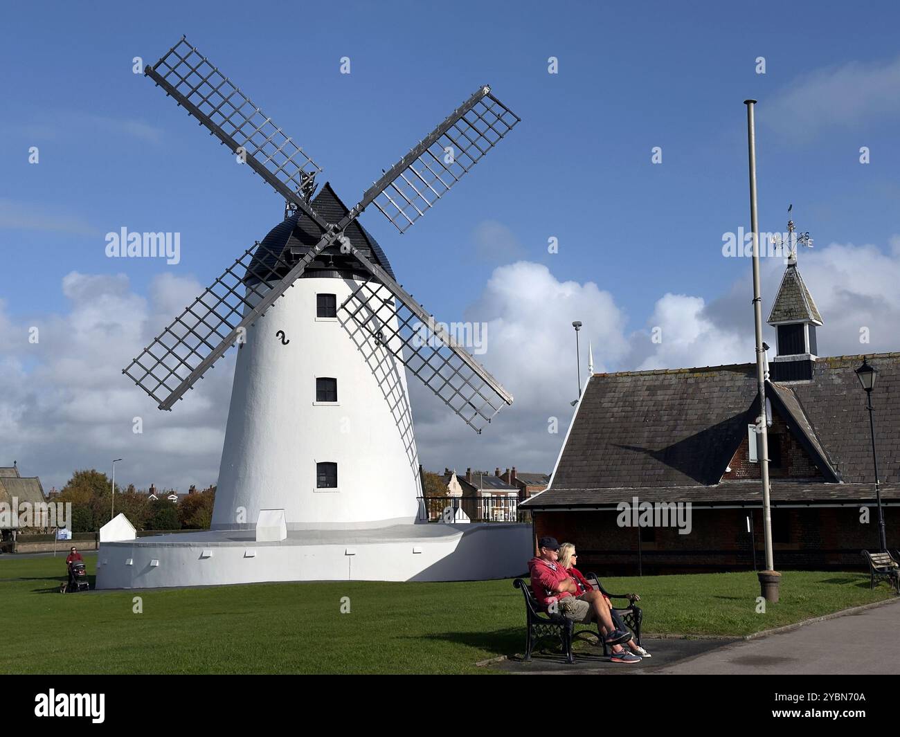 Couple dans un banc, Lytham Windmill, Lytham St Annes, Fylde dans le Lancashire, Angleterre, ROYAUME-UNI Banque D'Images