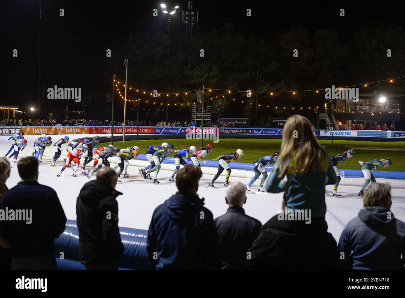 AMSTERDAM - le peloton des femmes lors de la première course de la Coupe du Marathon à la patinoire artificielle Jaap Eden. ANP OLAF FISSURE Banque D'Images