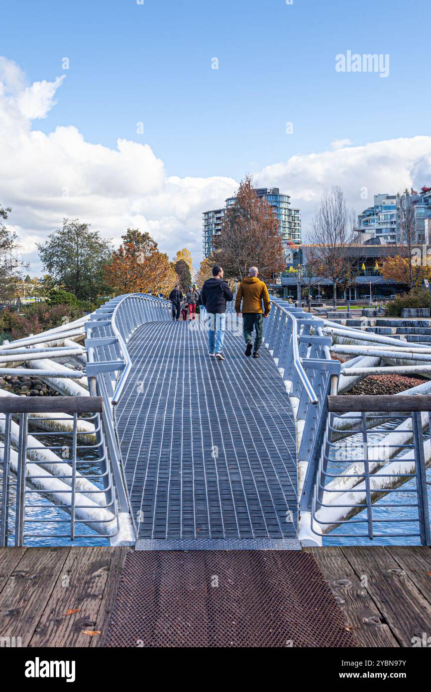 Passerelle au-dessus d'une entrée de marée près de Science World à Vancouver Canada Banque D'Images