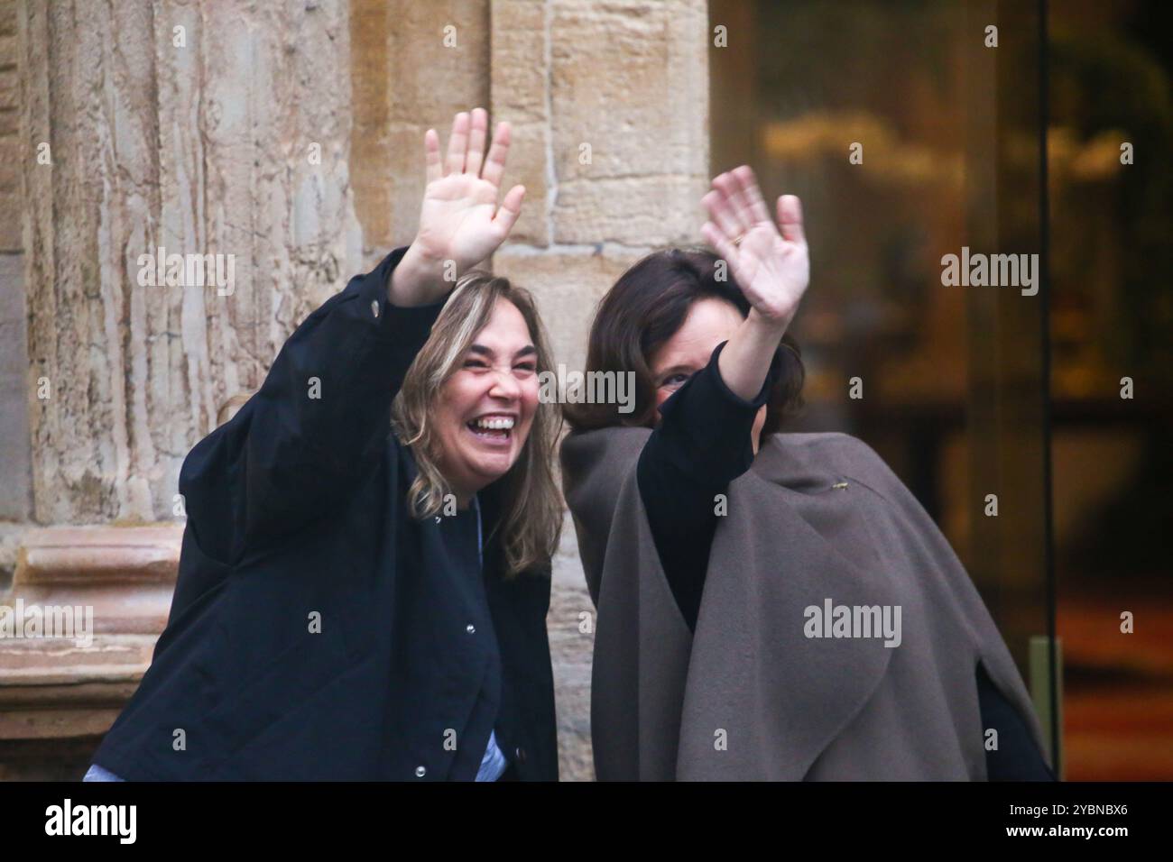 Oviedo, Espagne, 19 octobre 2024 : la présidente de Magnum photos, Cristina de Middel (à gauche) salue avec la directrice de la Fondation Princesse des Asturies, Teresa Sanjurjo (à droite) lors de l'arrivée de Cristina de Middel, Prix Princesse des Asturies pour Concord à Oviedo, le 19 octobre 2024, à Oviedo, Espagne. Crédit : Alberto Brevers / Alamy Live News. Banque D'Images