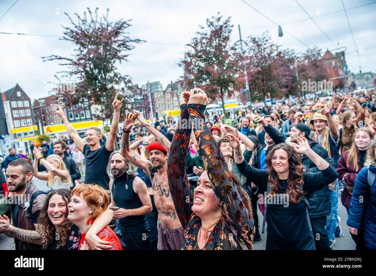 Amsterdam, pays-Bas. 19 octobre 2024. Les participants sont vus montrer de l'amour au DJ pendant le défilé. ADEV (Amsterdam danse Ergens voor), qui signifie 'Amsterdam Dances for A cause' organisé pour la 12ème fois, est une démonstration annuelle pour le squatting, les espaces libres et le logement abordable dans la ville crédit : SOPA images Limited/Alamy Live News Banque D'Images