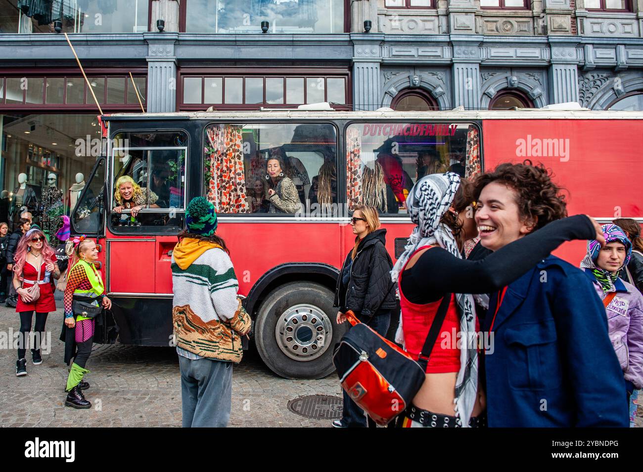 Amsterdam, pays-Bas. 19 octobre 2024. Les participants sont vus se rassembler autour des camions pendant le défilé. ADEV (Amsterdam danse Ergens voor), qui signifie 'Amsterdam Dances for A cause' organisé pour la 12ème fois, est une démonstration annuelle pour le squatting, les espaces libres et le logement abordable dans la ville crédit : SOPA images Limited/Alamy Live News Banque D'Images