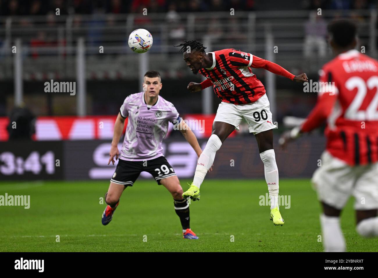 Tammy Abraham (Milan) Jaka Bijol (Udinese) lors du match italien de Serie A ' match entre Milan 1-0 Udinese au stade Giuseppe Meazza le 19 octobre 2024 à Milan, Italie. Crédit : Maurizio Borsari/AFLO/Alamy Live News Banque D'Images