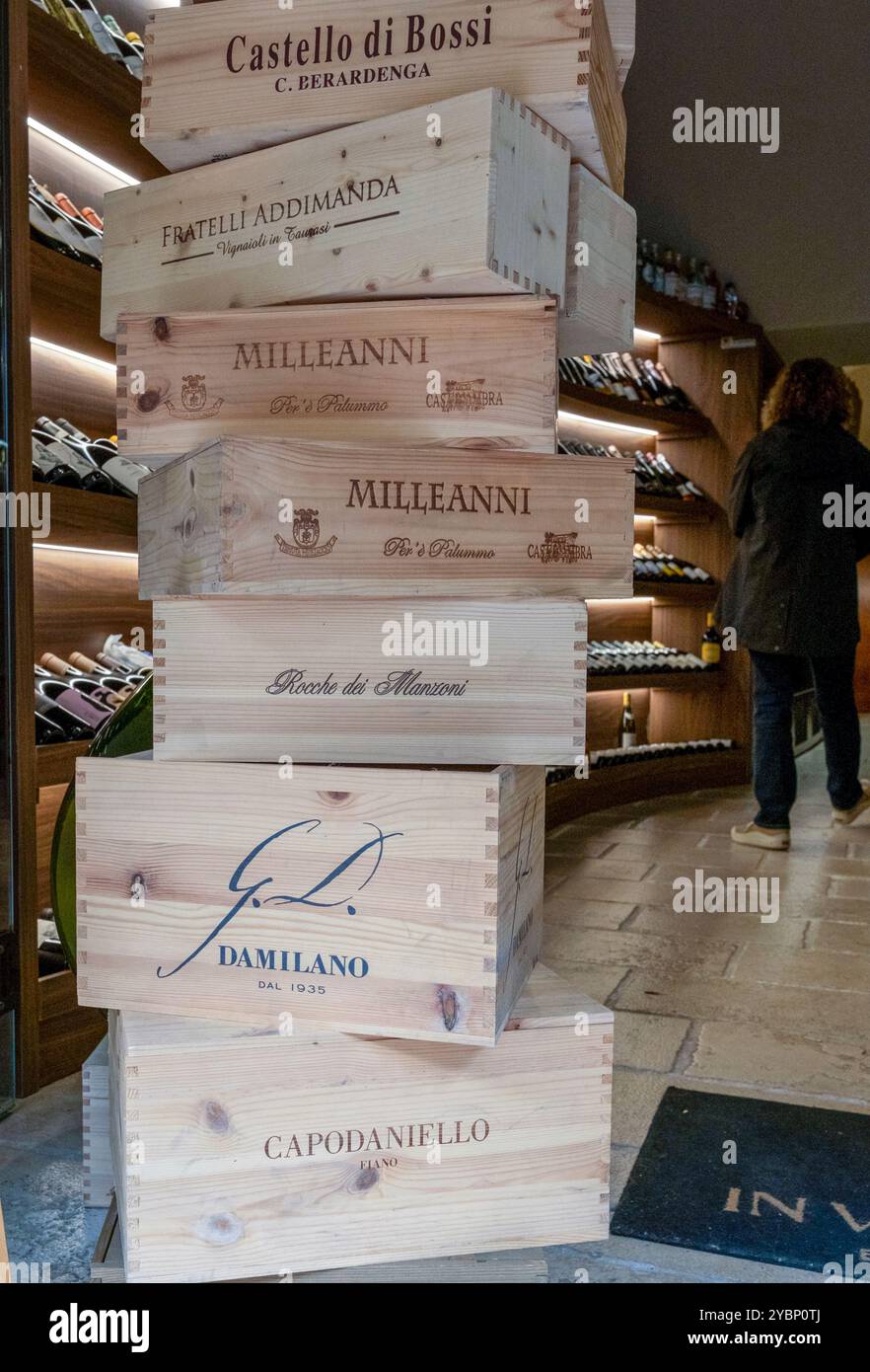 Boîtes à vin empilées dans un magasin de vin à Sorrento, Campanie, Italie Banque D'Images