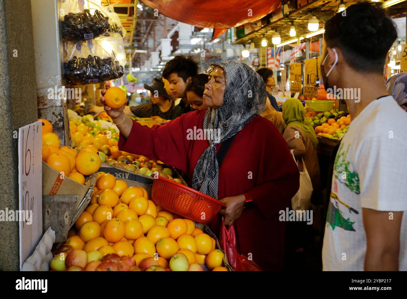 Kuala Lumpur, Malaisie - 3 août 2023 : les clients malaisiens achètent dans la section fruits et légumes du marché Chow Kit. Banque D'Images