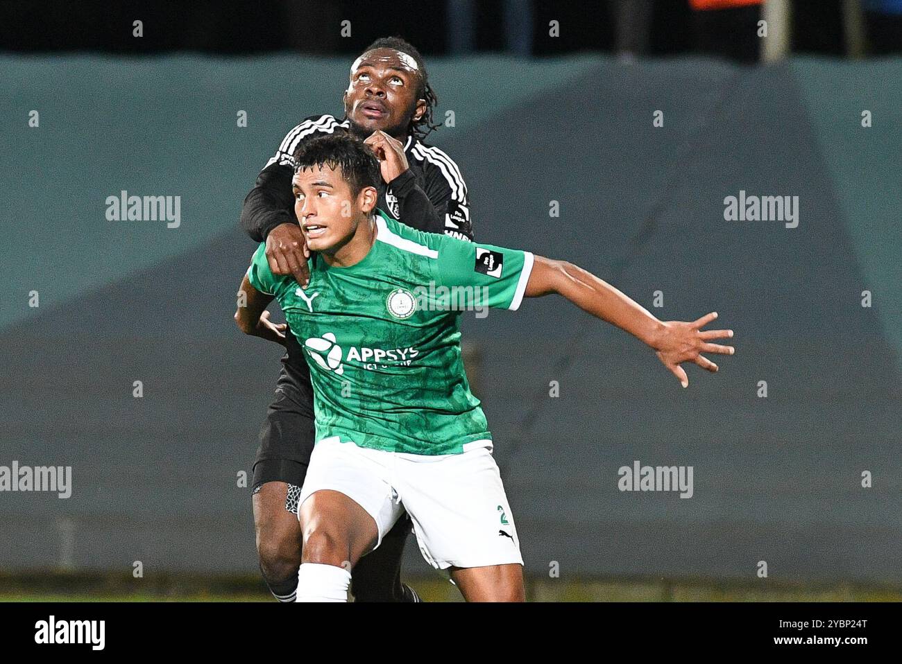 Lommel, Belgique. 19 octobre 2024. Regan Evans Charles-Cook d'Eupen et Aguilar Kluiverth de Lommel photographiés en action lors d'un match de football entre Lommel SK et KAS Eupen, à Lommel, le 8e jour de la deuxième division 1B du championnat belge 'Challenger Pro League' 2024-2025, samedi 19 octobre 2024. BELGA PHOTO JILL DELSAUX crédit : Belga News Agency/Alamy Live News Banque D'Images