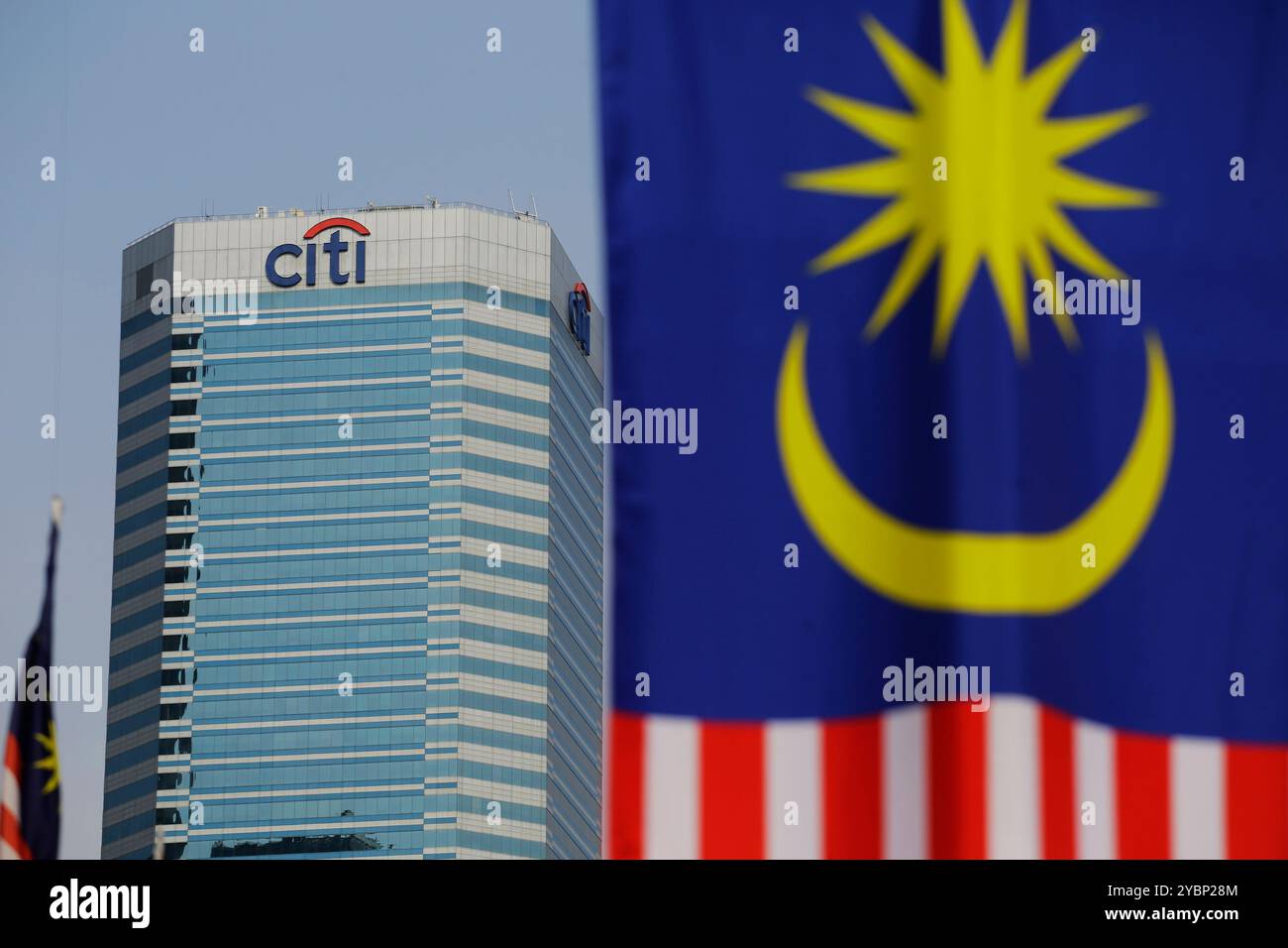 Kuala Lumpur, Malaisie - 7 août 2023 : le bâtiment Citibank est vu dans le quartier financier de KL à côté du drapeau national de Malaisie. Banque D'Images