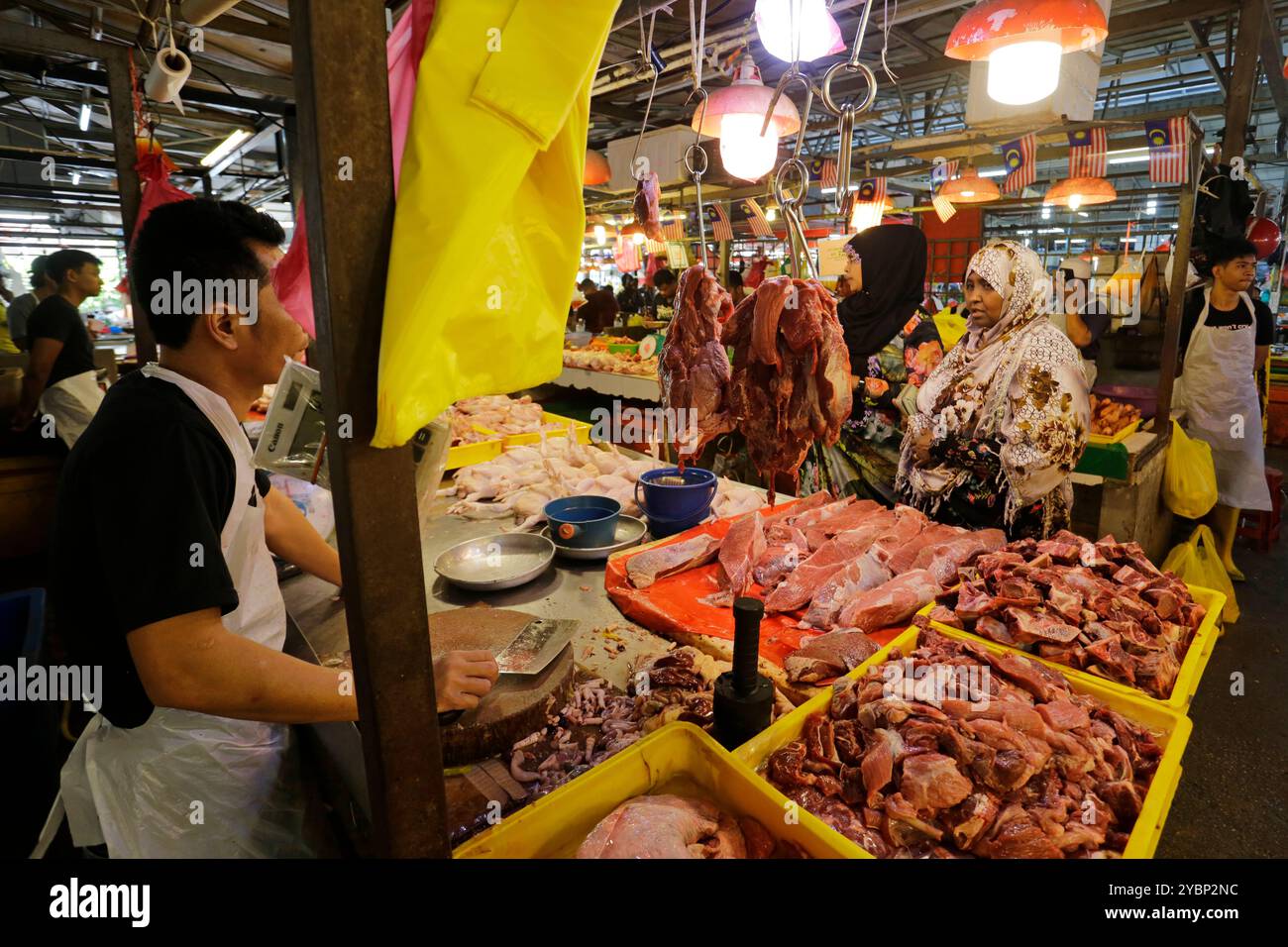 Kuala Lumpur, Malaisie - 3 août 2023 : les clients malaisiens magasinent dans la section viande fraîche du traditionnel kit Chow pour le marché humide. Banque D'Images