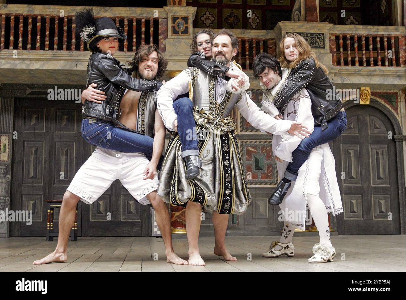de gauche à droite : Alex Hassell (Caliban), Mark Rylance (Stephano), Ed Hogg (Trinculo) avec Liz collier, Sian Williams et Fiona Creeese (The Three Fates) dans LA TEMPÊTE de Shakespeare au Shakespeare's Globe, Londres SE1 18/05/2005 musique : Claire van Kampen design : Jenny Tiramani chorégraphe : Sian Williams Maître de jeu/réalisateur : Tim Carroll Banque D'Images