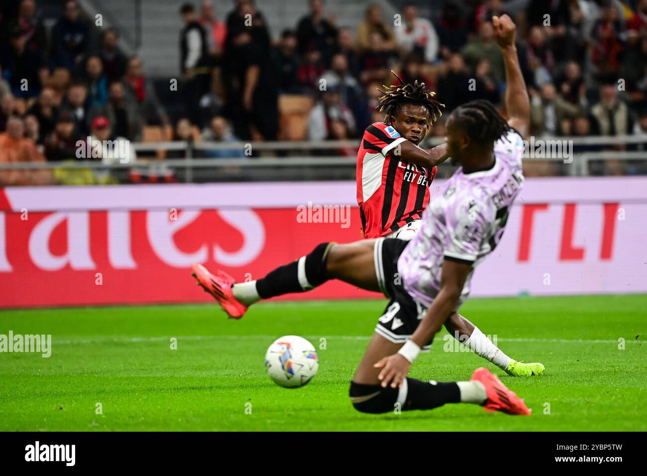 Milan, Italie, le 19 octobre 2024. Le milieu de terrain nigérian #21 de l'AC Milan Samuel Chukwueze marque le premier but de son équipe lors du match de football italien Serie A entre l'AC Milan et l'Udinese au stade San Siro de Milan, Italie, le 19 octobre 2024 crédit : Piero Cruciatti/Alamy Live News Banque D'Images