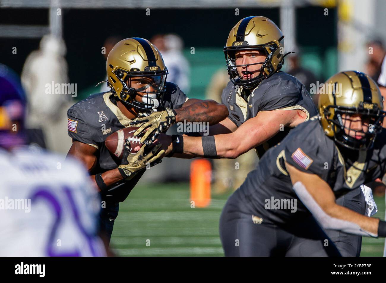 Army quarterback Bryson Daily, right, hands the ball to running back Kanye Udoh during an NCAA colleague football game against East Carolina on Saturday, Oct. 19, 2024, in West Point, N.Y. (AP Photo/Eduardo Munoz Alvarez) Banque D'Images