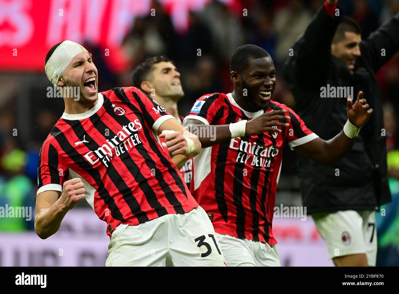 Milan, Italie, le 19 octobre 2024. Le défenseur serbe #31 de l'AC Milan Strahinja Pavlovic et le milieu de terrain américain #80 de l'AC Milan Yunus Musah lors du match de football italien Serie A entre l'AC Milan et l'Udinese au stade San Siro de Milan, Italie, le 19 octobre 2024 crédit : Piero Cruciatti/Alamy Live News Banque D'Images