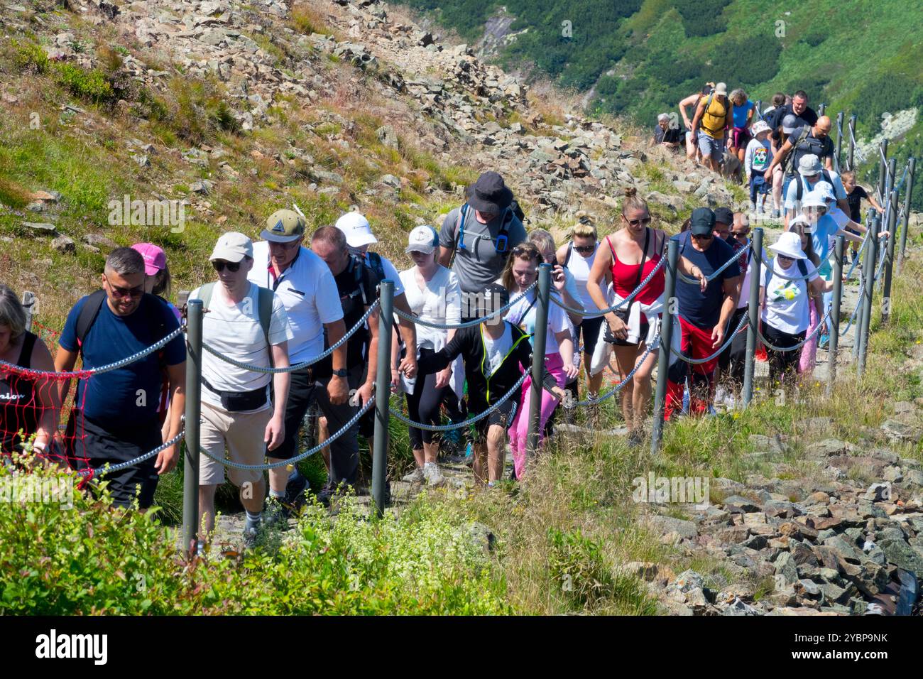 Ascension vers Snezka, des foules de gens coulent jusqu'au sommet de la montagne Sniezska Pologne Europe Banque D'Images