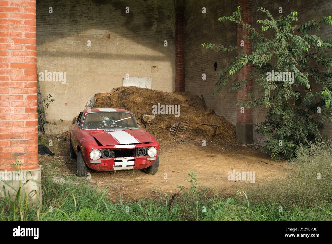 Vintage Alfa Romeo GT Junior grange trouver près de Imola, Italie. Banque D'Images