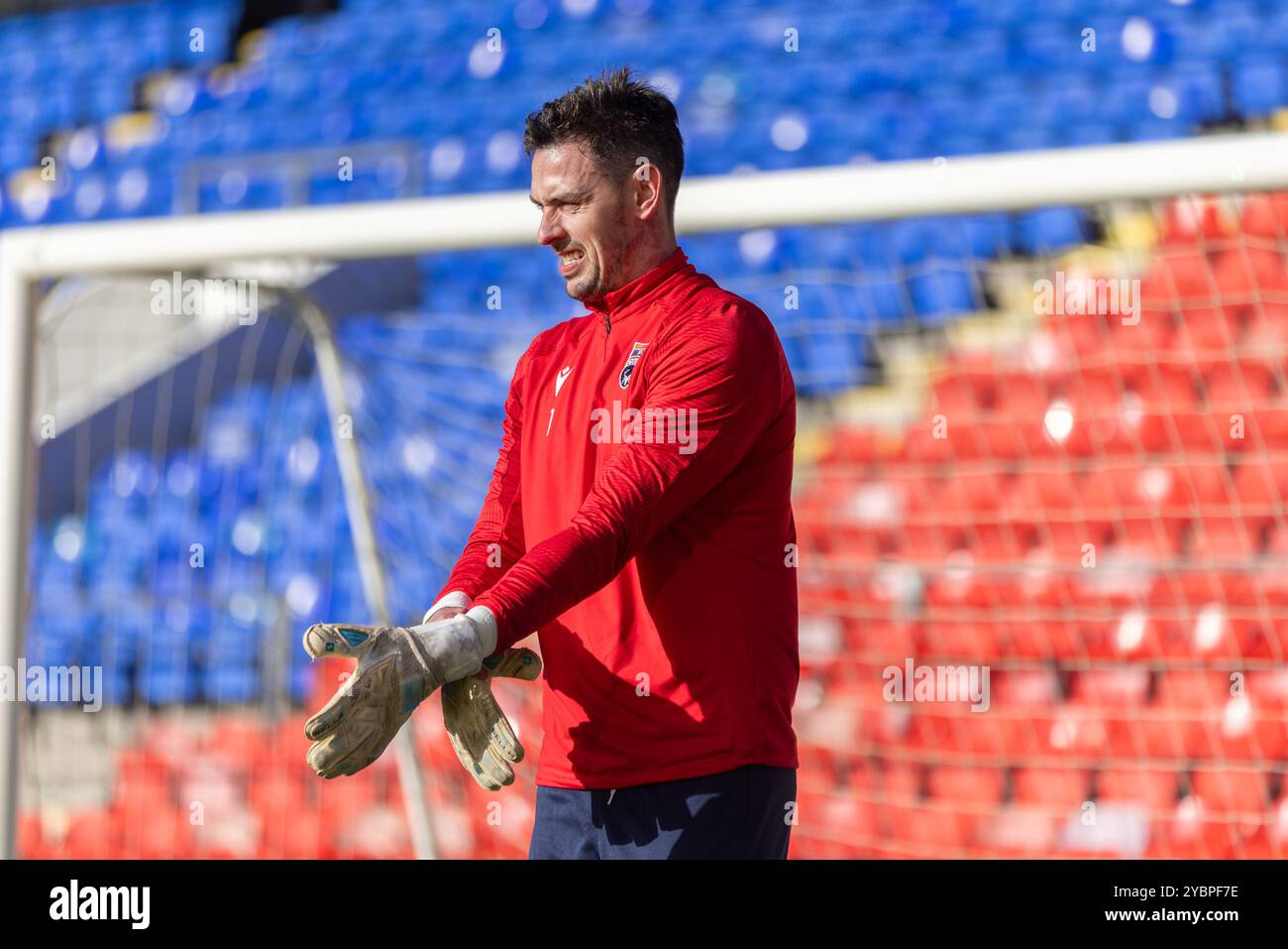 Perth, Écosse. 19 octobre 2024. Ross Laidlaw se réchauffe avant le match de premier rang SPFL de William Hill entre St Johnstone et Ross County au McDiarmid Park. Crédit : Connor Douglas/Alamy Live News Banque D'Images