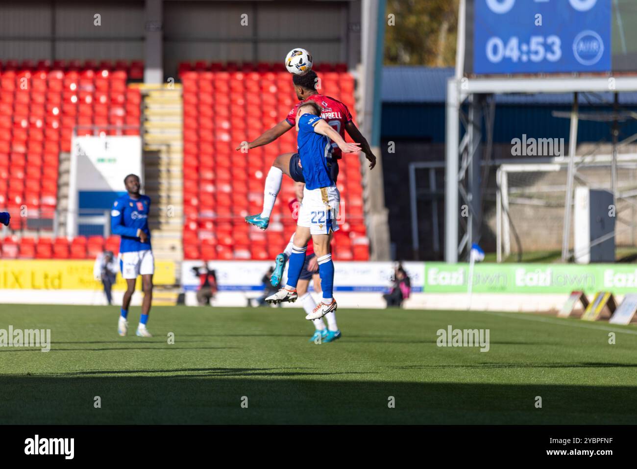 Perth, Écosse. 19 octobre 2024. Elijah Campbell et Matt Smith concourent pour le ballon lors du match de premier rang SPFL de William Hill entre St Johnstone et Ross County au McDiarmid Park. Crédit : Connor Douglas/Alamy Live News Banque D'Images