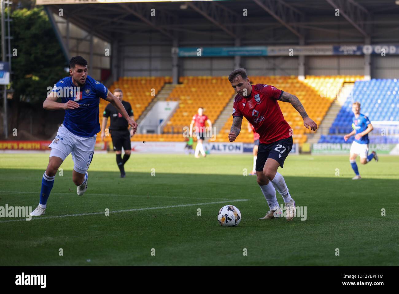 Perth, Écosse. 19 octobre 2024. Lewis Neilson tente de bloquer un croisement de l'Eamonn Brophy lors du match de premier rang SPFL de William Hill entre St Johnstone et Ross County au McDiarmid Park. Crédit : Connor Douglas/Alamy Live News Banque D'Images