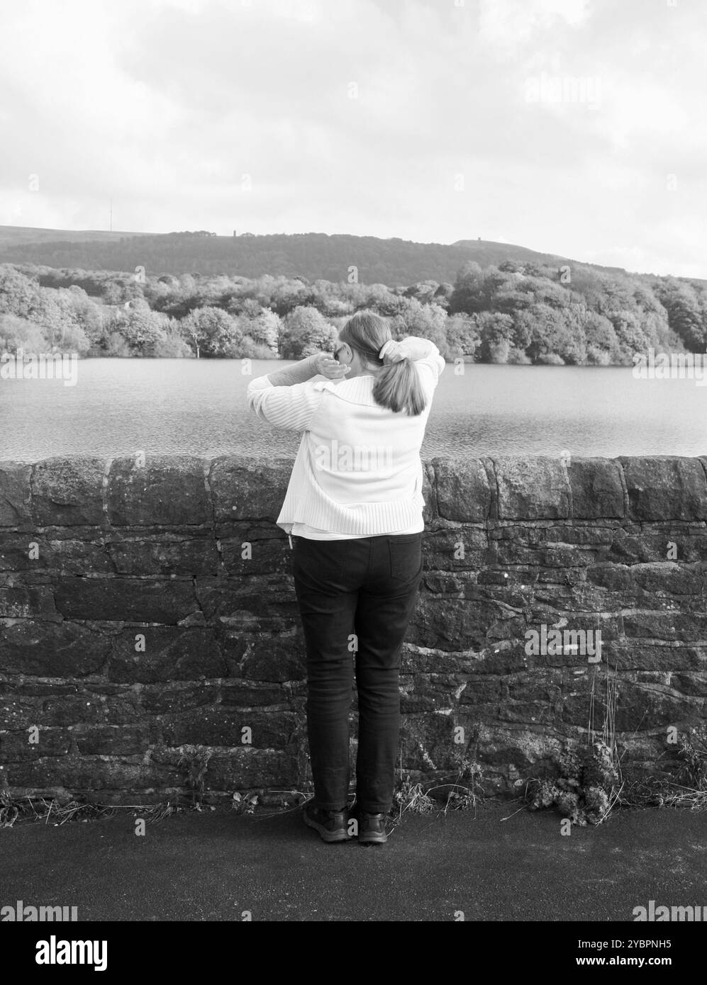 Une dame au réservoir Upper Rivington, Rivington, Chorley, Lancashire, Royaume-Uni le samedi 19 octobre 2024. Banque D'Images