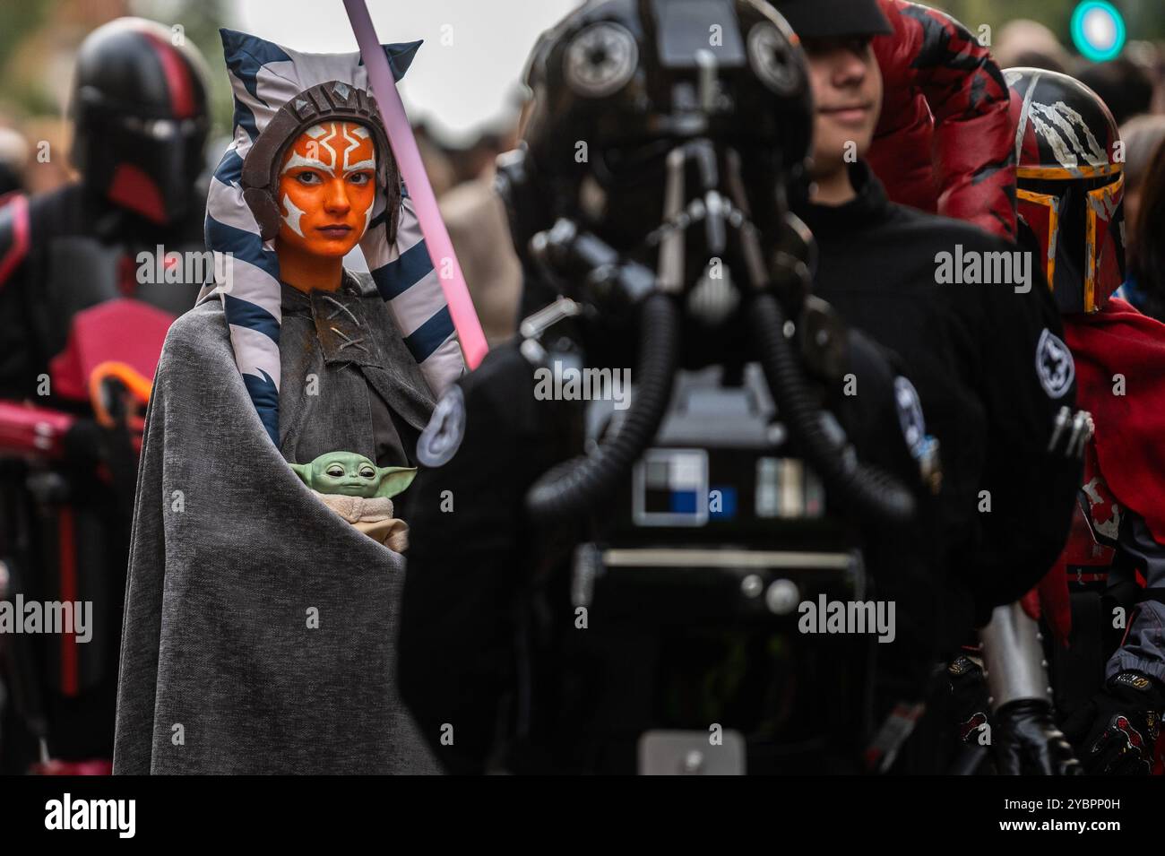 Madrid, Espagne. 19 octobre 2024. Une femme habillée en Ahsoka Tano tenant une figure de Grogu pendant une parade Star Wars dans le centre de Madrid. Près de 900 personnes ont défilé dans les rues habillées de costumes comme des personnages de la saga Star Wars lors de la « XIV Training Day Madrid 2024 ». Crédit : Marcos del Mazo/Alamy Live News Banque D'Images