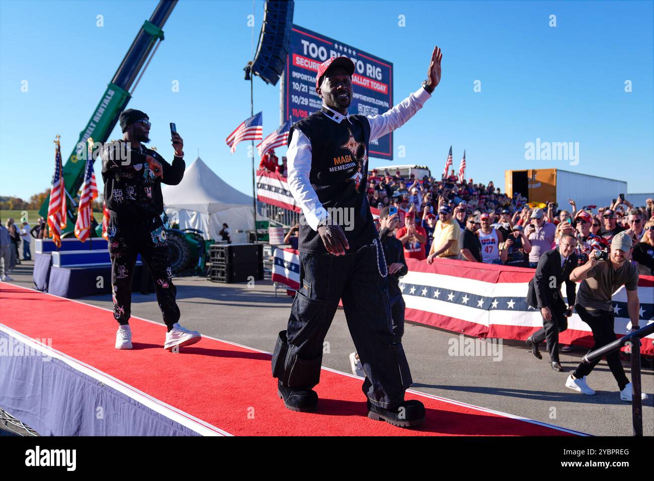 Former Pittsburgh Steelers Antonio Brown, right, and Le'Veon Bell, arrive before Republican presidential nominee former President Donald Trump speaks during a campaign rally at Arnold Palmer Regional Airport, Saturday, Oct. 19, 2024, in Latrobe, Pa. (AP Photo/Evan Vucci) Banque D'Images