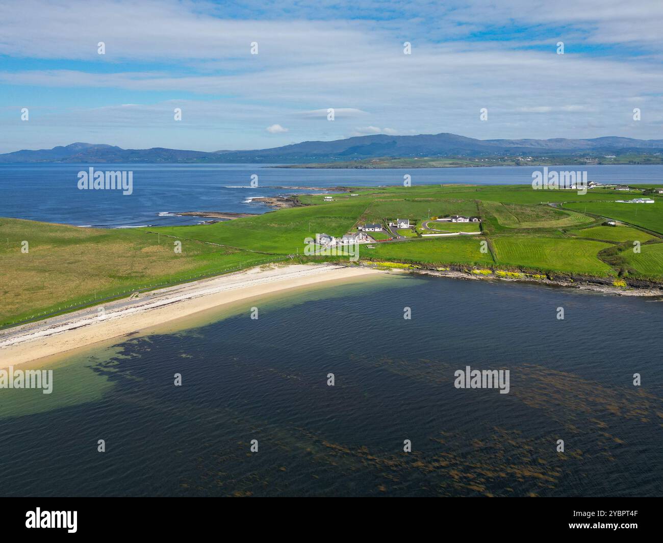 Phare de Saint Johns point à Killybegs, en Irlande, avertissant les navires de faire attention aux rochers d'un drone UAV Banque D'Images