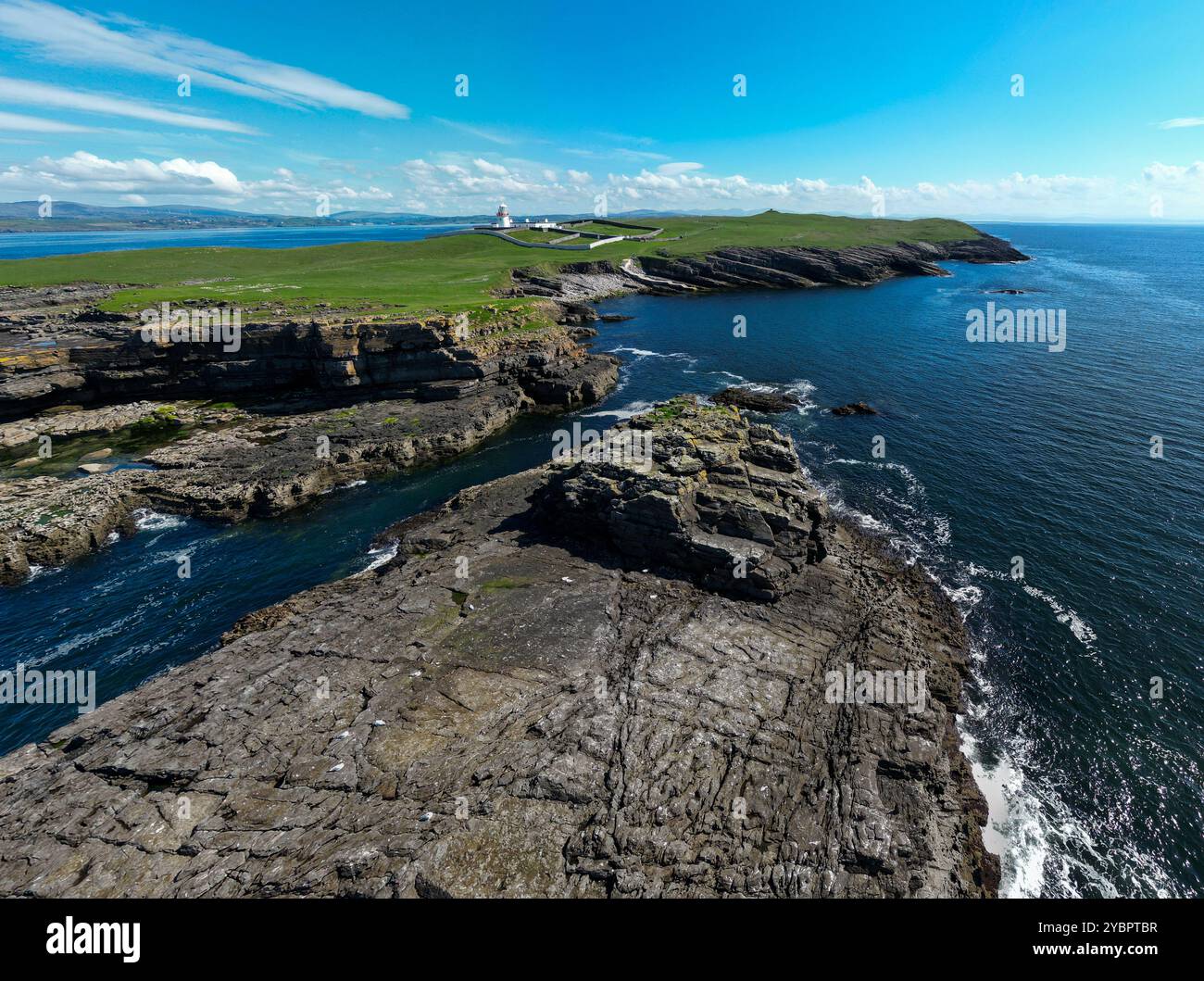 Saint Johns pointe avec les rochers dangereux que les navires doivent surveiller les roches d'un drone UAV Banque D'Images